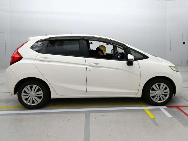GK5-1001124 - HONDA FIT (White - 2013)