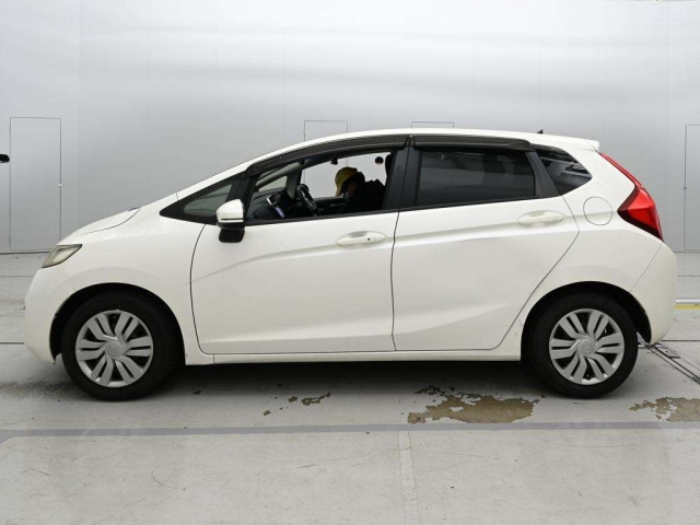 GK5-1001124 - HONDA FIT (White - 2013)