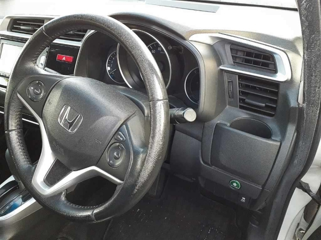 GK5-1001124 - HONDA FIT (White - 2013)