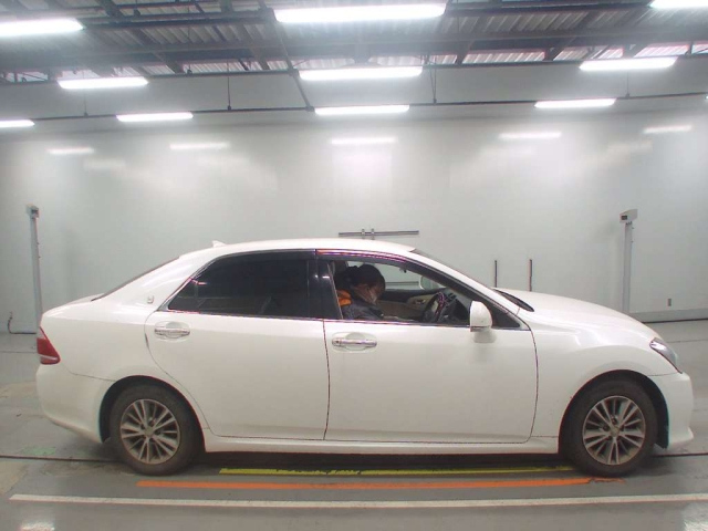 GRS200-0061755 - TOYOTA CROWN (White - 2011)