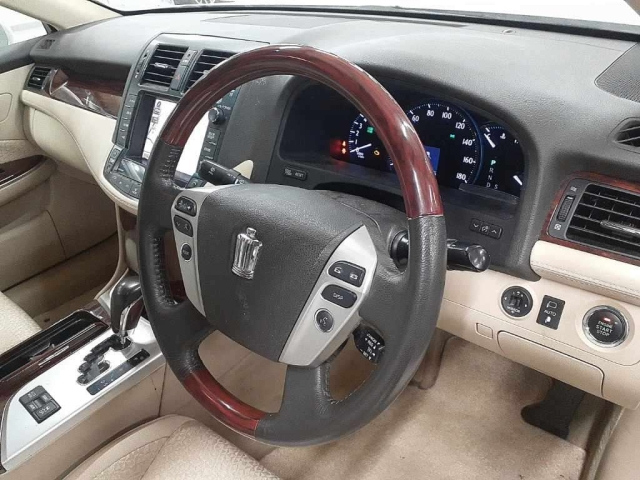 GRS200-0061755 - TOYOTA CROWN (White - 2011)