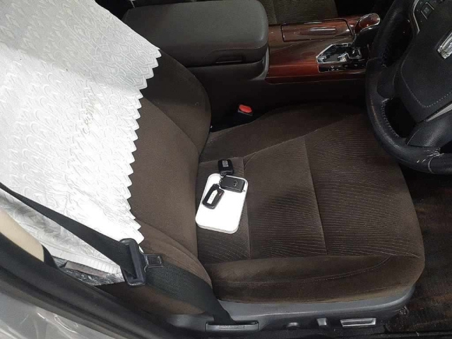 GRS210-6001029 - TOYOTA CROWN (Silver - 2013)