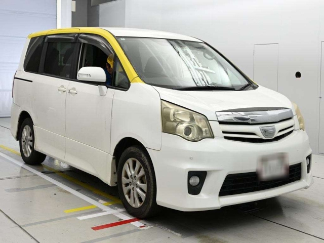 ZRR75-0068373 - TOYOTA NOAH (White - 2010)