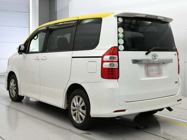 ZRR75-0068373 - TOYOTA NOAH (White - 2010)