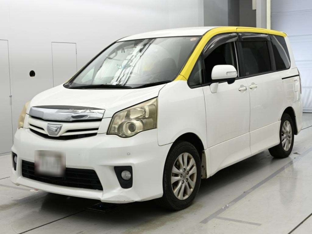 ZRR75-0068373 - TOYOTA NOAH (White - 2010)