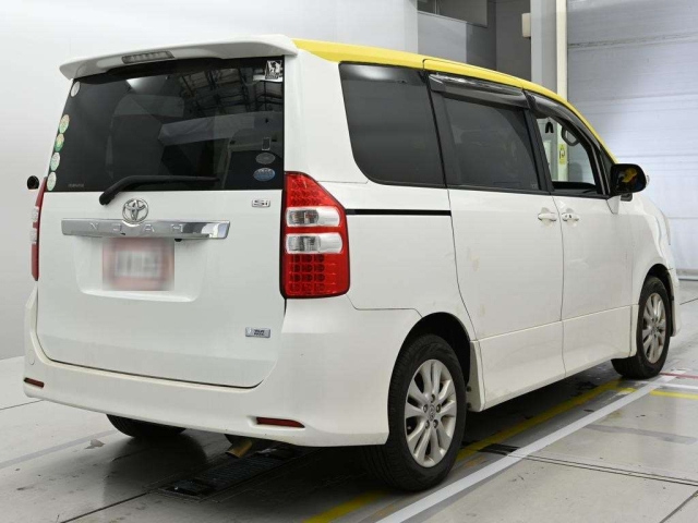 ZRR75-0068373 - TOYOTA NOAH (White - 2010)