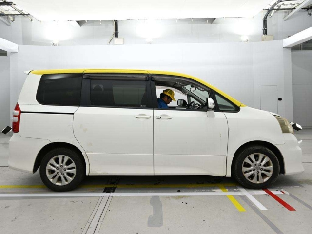 ZRR75-0068373 - TOYOTA NOAH (White - 2010)