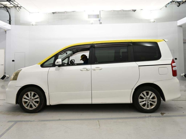 ZRR75-0068373 - TOYOTA NOAH (White - 2010)