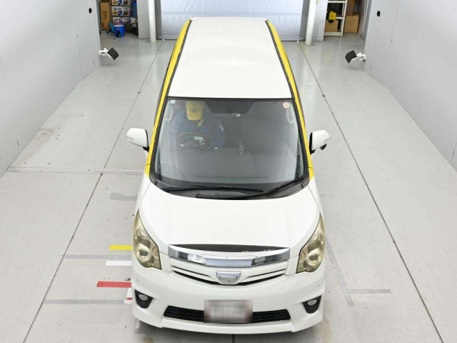 ZRR75-0068373 - TOYOTA NOAH (White - 2010)