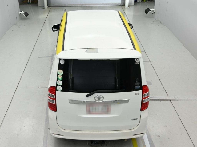 ZRR75-0068373 - TOYOTA NOAH (White - 2010)