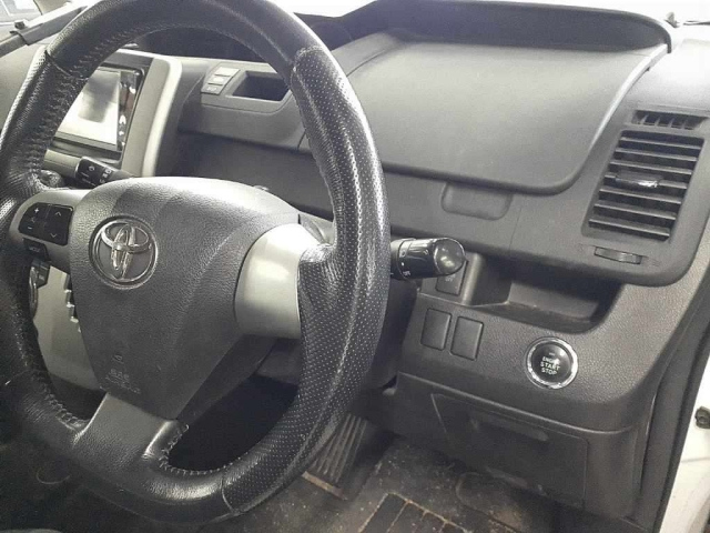 ZRR75-0068373 - TOYOTA NOAH (White - 2010)