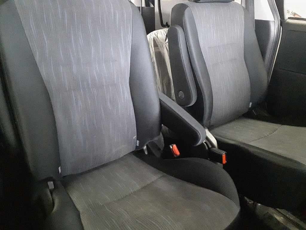 ZRR75-0068373 - TOYOTA NOAH (White - 2010)