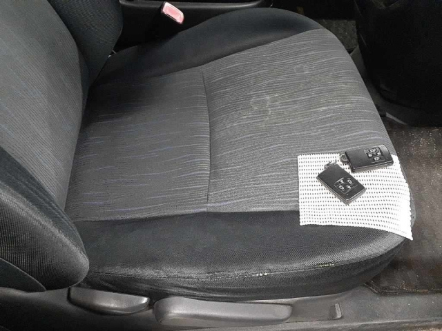 ZRR75-0068373 - TOYOTA NOAH (White - 2010)